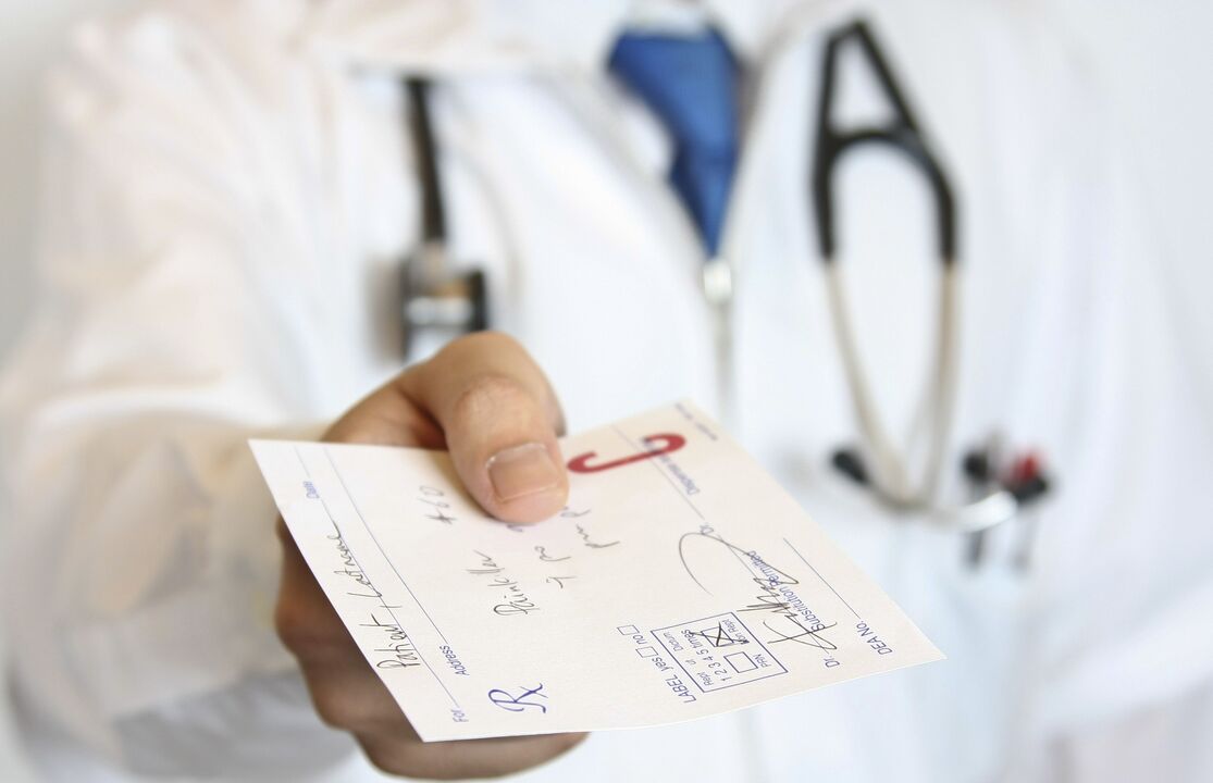 Ang doktor ay nagbibigay ng reseta para sa paggamot ng mga problema sa potency pagkatapos ng 50